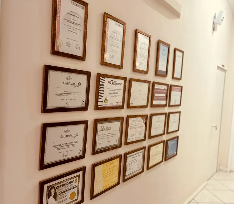 Parede com os certificados das profissionais